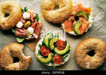 Bagel Sandwich mit Avocado, Lachs, Schinken und Käse mozzareela. Gesundes Essen. Stockfoto