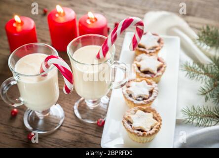 Zwei Gläser Eierlikör Stockfoto