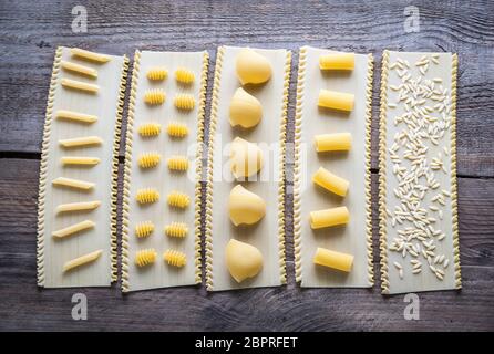 Verschiedene Arten von Pasta über Lasagne Blätter Stockfoto