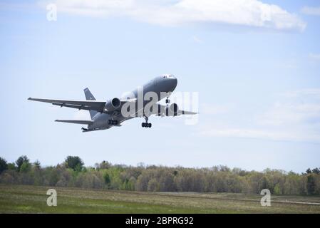 Eine dem 157. Luftbetankungsflügel, der New Hampshire Air National Guard, zugewiesene Crew, hebt in ihrem KC-46A Pegasus auf der Pease Air National Guard Base, N.H., 17. Mai 2020, ab. Der Flug war Teil einer dreischiffigen Ausbildungsmission, die darauf abgestellt wurde, die Fähigkeiten der Crew an Bord der neuen Flugzeuge des Flügels aufzubauen. (USA Foto der Air National Guard von Staff Sgt. Curtis J. Lenz) Stockfoto