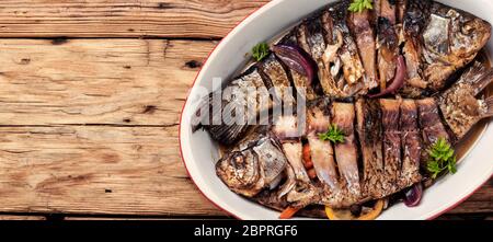 Gegrillter Fisch mit Zitrusfrüchten, Kräuter und Gewürze in gebackenen Fisch geladen Stockfoto