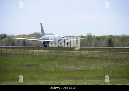 Eine dem 157. Luftbetankungsflügel, der New Hampshire Air National Guard, zugewiesene Crew, hebt in ihrem KC-46A Pegasus auf der Pease Air National Guard Base, N.H., 17. Mai 2020, ab. Der Flug war Teil einer dreischiffigen Ausbildungsmission, die darauf abgestellt wurde, die Fähigkeiten der Crew an Bord der neuen Flugzeuge des Flügels aufzubauen. (USA Foto der Air National Guard von Staff Sgt. Curtis J. Lenz) Stockfoto