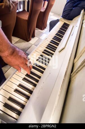 Süße Musik mit den Tasten mit den Fingern der Hand des alten Musiker gespielt Stockfoto