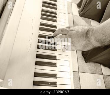 Süße Musik mit den Tasten mit den Fingern der Hand des alten Musiker gespielt Stockfoto