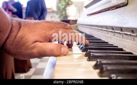 Süße Musik mit den Tasten mit den Fingern der Hand des alten Musiker gespielt Stockfoto