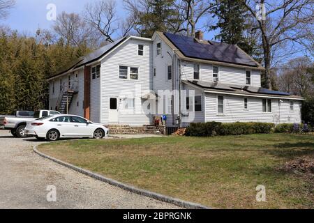Mehrfamilienhaus mit Solarpaneelen Stony Brook Long Island New York Stockfoto