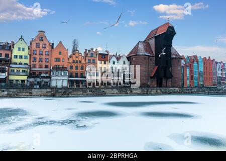 Winter Motlawa und Zuraw Krantor in Danzig, Polen. Stockfoto