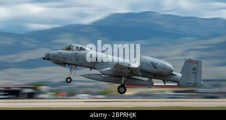 Ein A-10 Thunderbolt II, der dem 190. Jagdgeschwader zugewiesen wurde, hebt vom Gowen Field, Boise, Idaho, auf dem Weg nach Südwestasien für einen geplanten Einsatz ab, 12. Mai 2020. Mehr als 400 Airmen und A-10 Thunderbolt IIS, die der 124. FW zugewiesen sind, werden im Frühjahr und Sommer 2020 weiterhin eingesetzt, um die Sentinel und die inhärente Lösung von Operations Freedom zu unterstützen. (USA Air National Guard Foto von Ryan White) Stockfoto