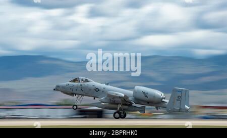 Ein A-10 Thunderbolt II, der dem 190. Jagdgeschwader zugewiesen wurde, hebt vom Gowen Field, Boise, Idaho, auf dem Weg nach Südwestasien für einen geplanten Einsatz ab, 12. Mai 2020. Mehr als 400 Airmen und A-10 Thunderbolt IIS, die der 124. FW zugewiesen sind, werden im Frühjahr und Sommer 2020 weiterhin eingesetzt, um die Sentinel und die inhärente Lösung von Operations Freedom zu unterstützen. (USA Air National Guard Foto von Ryan White) Stockfoto