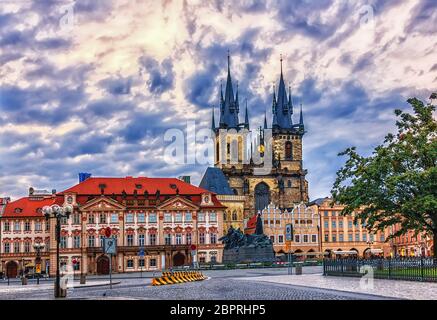 Die Kirche der Gottesmutter vor Tyn und Kinsky Palast auf dem Altstädter Ring von Prag. Stockfoto