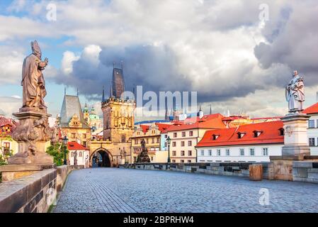 Die Karlsbrücke mit Statuen des Heiligen Augustinus von Hippo und hl. Philippus Benitius, Kleinseite von Prag. Stockfoto