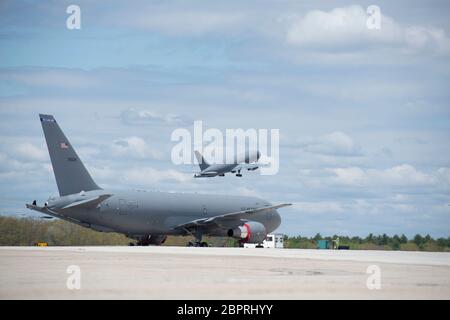 Eine dem 157. Luftbetankungsflügel zugewiesene Flugbesatzung, New Hampshire Air National Guard, hebt in einem KC-46A Luftbetanker für einen Trainingsflug, Pease Air National Guard Base, N.H., 17. Mai 2020, ab. Die Aircrew trainierte mit zwei weiteren KC-46 von Pease ANGB, so dass alle drei Aircrews ihre Einsatzbereitschaft verbessern konnten. Foto von Staff Sgt. Victoria Nelson, 157. ARW Public Affairs. Stockfoto