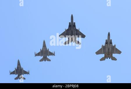 Eine 96. Test Wing vier-Schiff-Formation von F-16 Kampf Falcons und F-15 Adler schweben durch den Himmel über Northwest Florida Mai 14. Die Überführung, Teil der Kampagne „Air Force Salutes“, deckte die vier Bezirkskrankheiten ab, bevor die Flugbesatzung ihre geplante Testmission begann. (USA Luftwaffe Foto/Erica Campbell) Stockfoto