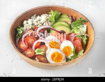 Schüssel Cobb Salat auf den Tisch Stockfoto