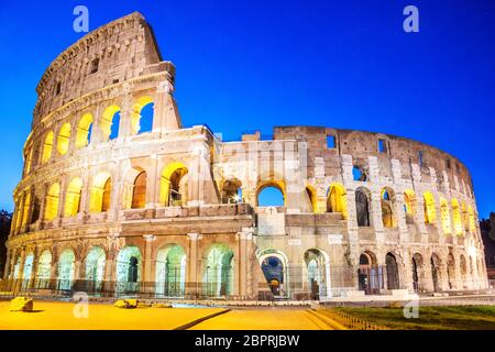 Kolosseum am Abend in die Leuchten unter dem Sternenhimmel, Rom, Italien, keine Menschen. Stockfoto