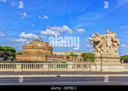 Engelsburg und die Statuen auf der Brücke von Vittorio Emanuele in Rom. Stockfoto