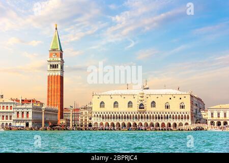 Der Dogenpalast und der Brücke, die Venedig, Italien. Stockfoto