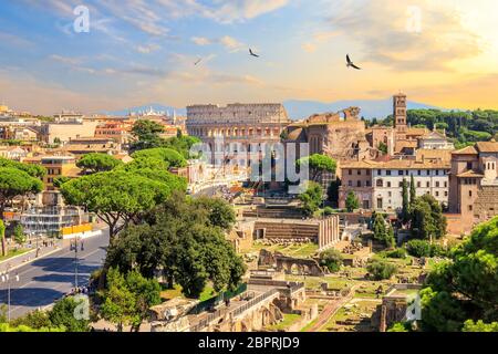 Kolosseum und Forum Romanum, schöne Aussicht auf den Sonnenuntergang. Stockfoto