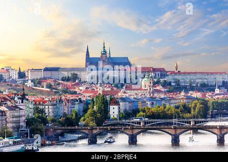 Prag, Blick auf die Stadt mit Manes Brücke und die Kleinseite mit der Prager Burg im Hintergrund. Stockfoto