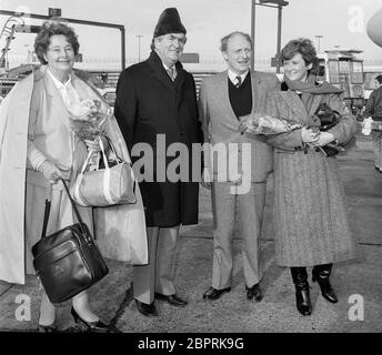 Der Gewerkschaftsführer Neil Kinnock mit seiner Frau Denis Healey, dem stellvertretenden Vorsitzenden von Glenys, und seiner Frau Edna verlassen im November 1984 den Londoner Flughafen Heathrow. Stockfoto