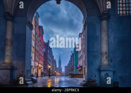 Blick auf den Langen Markt, der Hauptstraße von Danzig, von der Green Gate Arch. Stockfoto