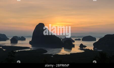 Landschaft von Kalkstein Karst in Phang Nga Bay bei Sonnenaufgang. Unseen Ort der amed Nangshe" oder "amet Nangchee" in der Provinz Phang Nga, Thailand. Stockfoto