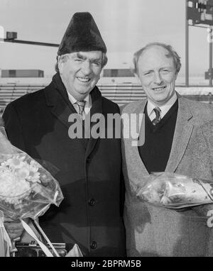 Der Gewerkschaftsführer Neil Kinnock mit seiner Frau Denis Healey, dem stellvertretenden Vorsitzenden von Glenys, und seiner Frau Edna verlassen im November 1984 den Londoner Flughafen Heathrow. Stockfoto