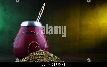 Komposition mit Yerba Mate Cup und Blätter. Stockfoto