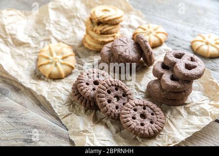 Butter und Chocolate Chip Cookies auf dem hölzernen Hintergrund Stockfoto