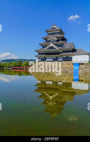 Blick auf das Schloß Matsumoto (oder Krähe Schloss) und Brücke, in Matsumoto, Japan Stockfoto