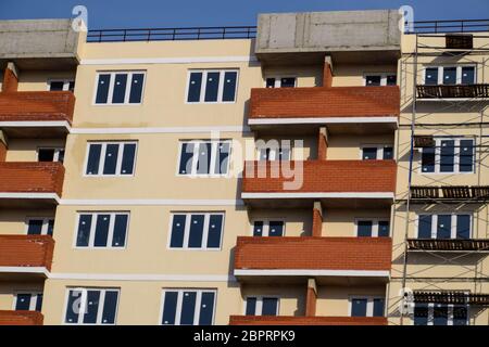 Die Wand eines Hochhaus brick House, rote und gelbe Wände. Stockfoto