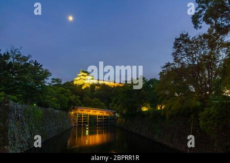 Abendlicher Blick von der Wakayama Castle und das Ohashirouka Covered Bridge, in Wakayama, Japan Stockfoto