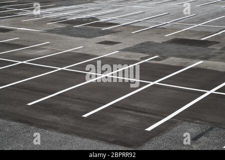 Parkplatz mit leeren Plätzen Stockfoto