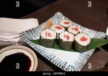 Sushi wird in einem japanischen Restaurant serviert Stockfoto