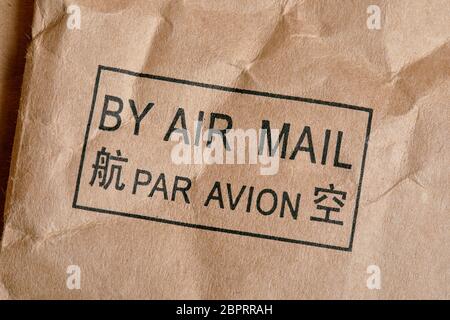 Von air mail Sign eingestanzt ist auch ein Paket auf Französisch und Chinesisch geschrieben Stockfoto