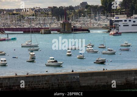 St. Malo, Frankreich - 14. September 2018: Yachten und Boote im Hafen von Saint-Malo, Bretagne, Frankreich günstig Stockfoto