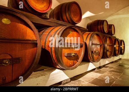 Alten Weinkeller. Stapel der Weinfässer in einem Weinkeller. Alte Holzfässer mit Wein in einem Weinkeller. Weinfässer im alten Keller der Wi gestapelt Stockfoto