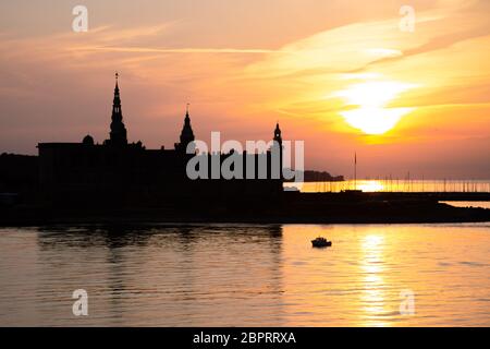 Schloss Kronborg in Helsingør Silhouette bei Sonnenuntergang, Dänemark. Schloss am Ufer in Helsingør. Dänische Hafen von Helsingør mit Schloss Kronborg. Panora Stockfoto