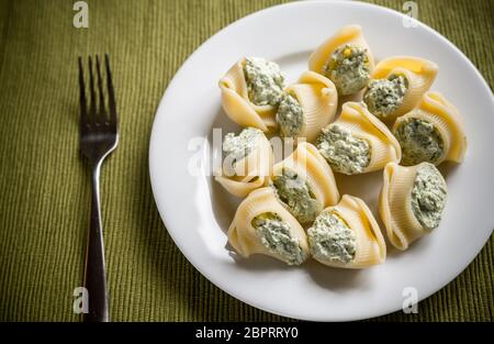 Gefüllte lumaconi mit Käse Stockfoto