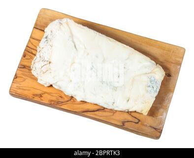 Blick von oben auf die Stück der lokalen italienischen Gorgonzola weicher Blauschimmelkäse auf olivenholz Schneidbrett auf weißem Hintergrund Stockfoto