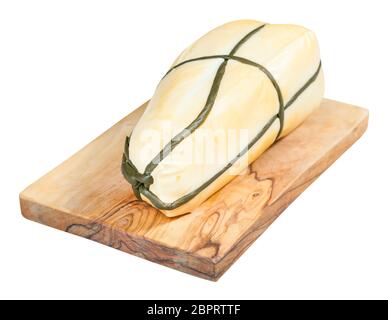 Lokale italienische Provola Affumicata (geräucherter provola) Käse auf olivenholz Schneidbrett auf weißem Hintergrund Stockfoto