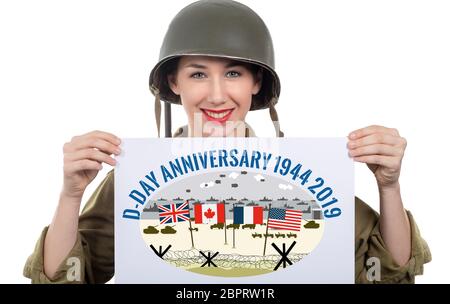 Lächelnde junge Frau im zweiten Weltkrieg Uniform gekleidet mit Helm, Schild mit d-day Jubiläum Stockfoto