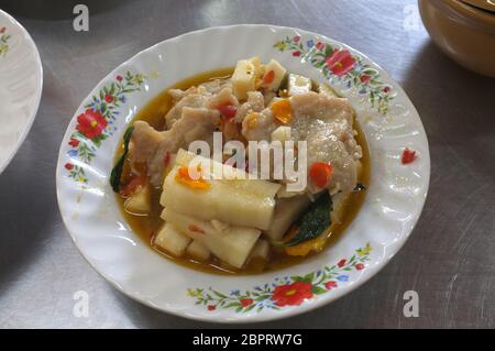 Rühren Sie gebratene Kokosnuss schießen, Fischball, Chili mit Austernsauce Stockfoto