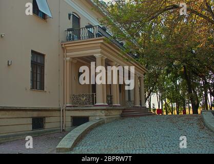 Blick von außen auf den Eintritt in die Villa mit Türen, Treppen und Fenster Stockfoto