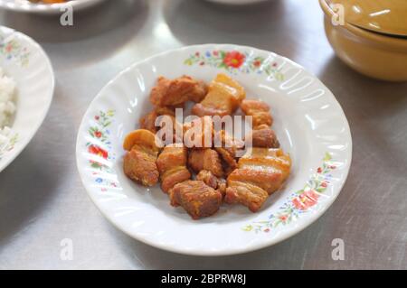Frittierter Schweinebauch mit Fischsauce, Thai-Essen Stockfoto