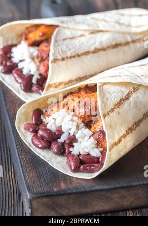 Chicken burritos auf das Holzbrett Stockfoto