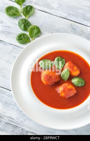 Teil der Tomatensuppe mit fleischklößchen Stockfoto