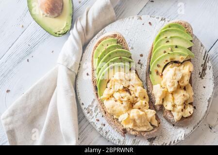 Sandwiches mit Avocado und Rührei Stockfoto