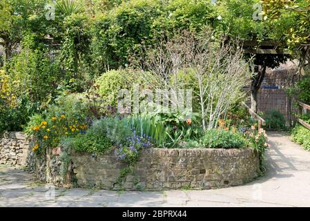 Hochbeet mit gebogenem Ziegelsteinfassungen, Culpeper Community Garden, ein urbaner Freiraum im Londoner Borough of Islington, England, Großbritannien Stockfoto