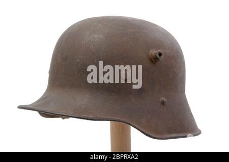 Deutsche Erster Weltkrieg (Stahlhelm) Military Helm auf weißem Hintergrund Stockfoto